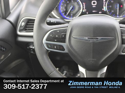 Used 2025 Chrysler Pacifica Select image 14