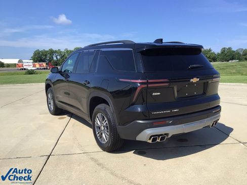 Used 2025 Chevrolet Traverse LT image 7
