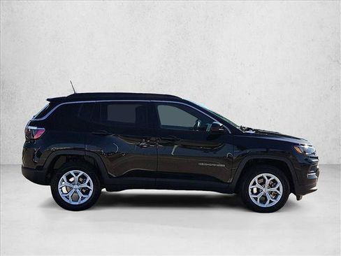 Used 2024 Jeep Compass Latitude AWD/4WD image 4