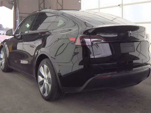 Used 2024 Tesla Model Y image 10
