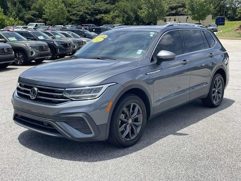 Used 2022 Volkswagen Tiguan SE FWD image 2