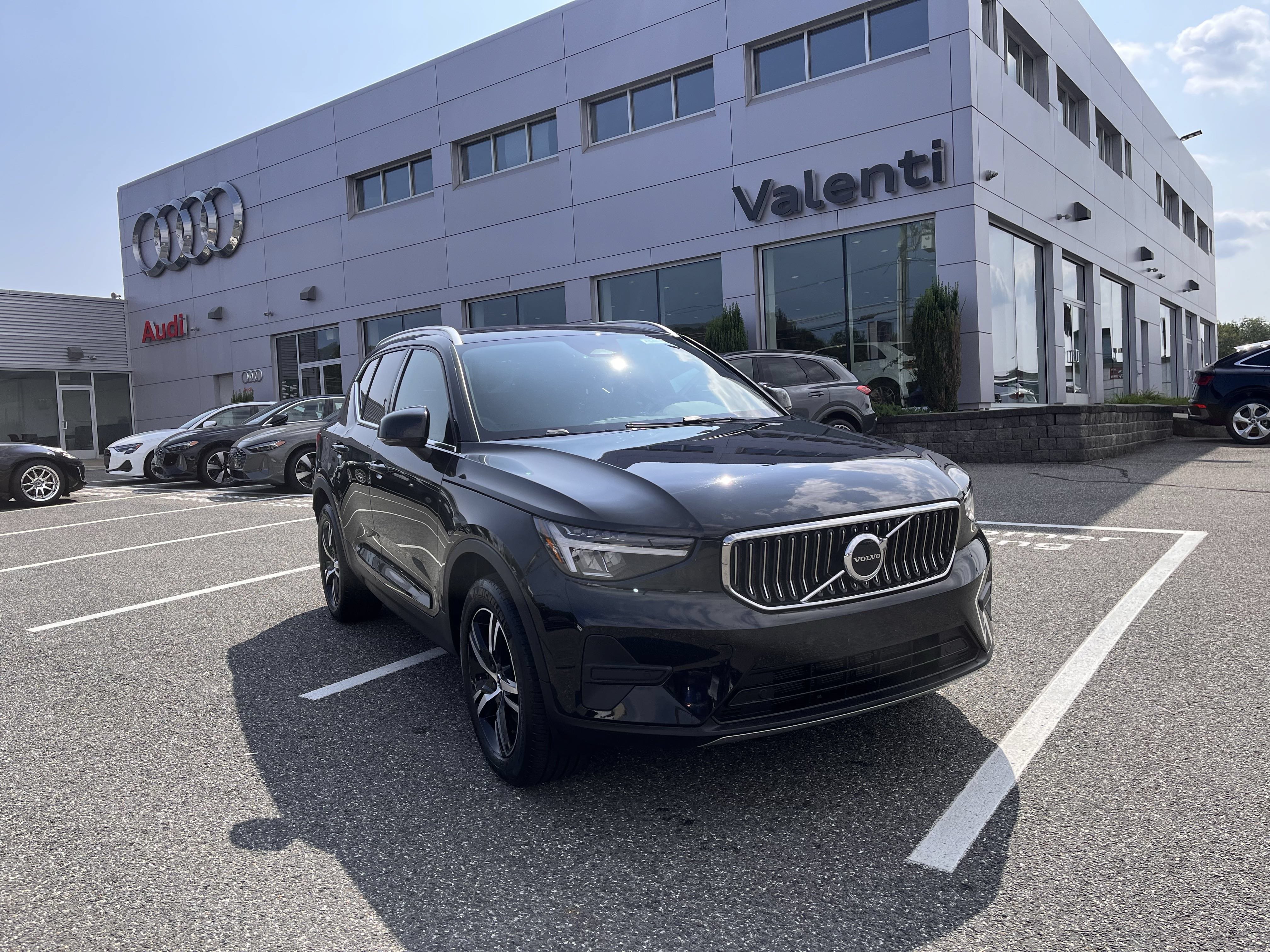 Certified 2025 Volvo XC40 B5 Core AWD/4WD image 1