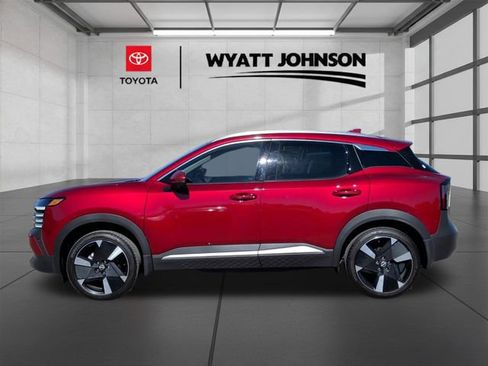 Used 2025 Nissan Kicks SR w/ SR Premium Package FWD image 2