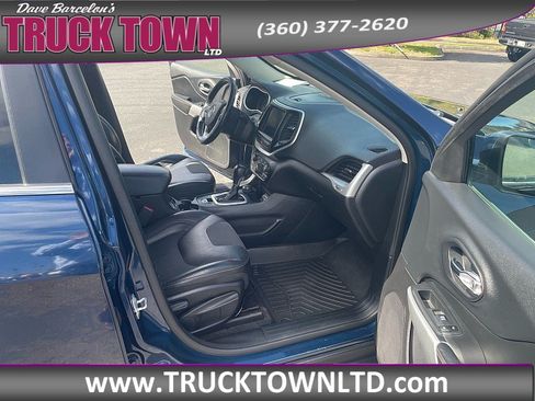 Used 2018 Jeep Cherokee Latitude Plus AWD/4WD image 16