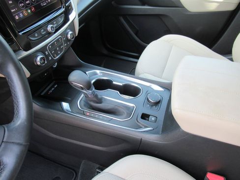 Used 2023 Chevrolet Traverse LT FWD image 16