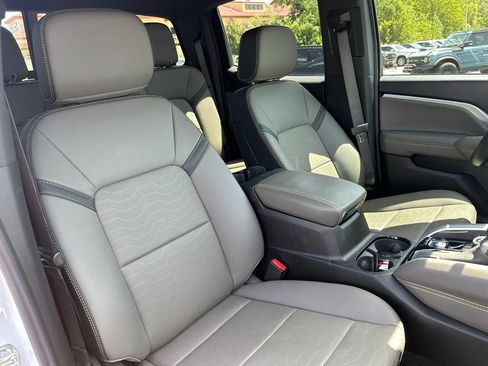 Used 2025 Chevrolet Colorado ZR2 w/ Technology Package AWD/4WD image 43
