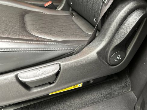 Used 2025 Kia Carnival FWD image 20