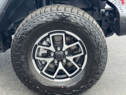 Used 2026 Jeep Gladiator Rubicon w/ Dual Top Group AWD/4WD image 9