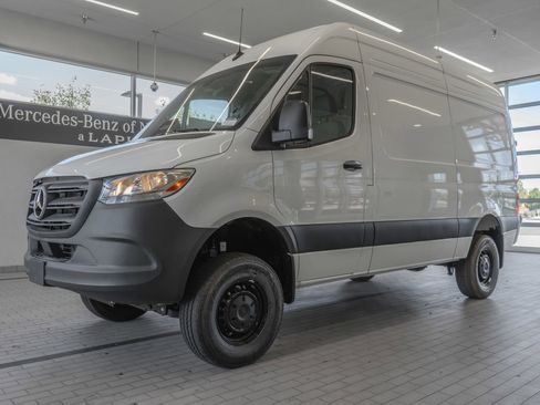 Used 2025 Mercedes-Benz Sprinter 2500 image 3
