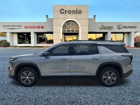 Used 2026 Chevrolet Traverse LT FWD image 6
