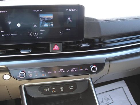 Used 2025 Kia Carnival FWD image 16