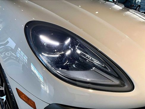 Used 2025 Porsche Macan image 15