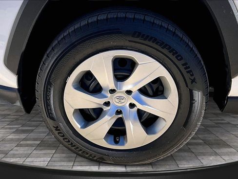 Used 2019 Toyota RAV4 LE image 9