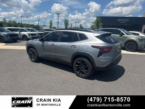Used 2025 Chevrolet Trax RS w/ Sunroof Package FWD image 3