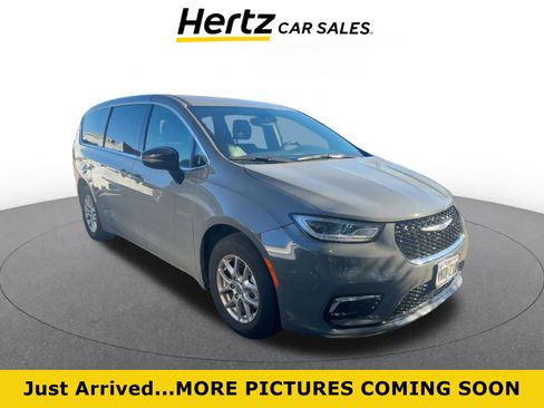 Used 2025 Chrysler Pacifica Select image 1