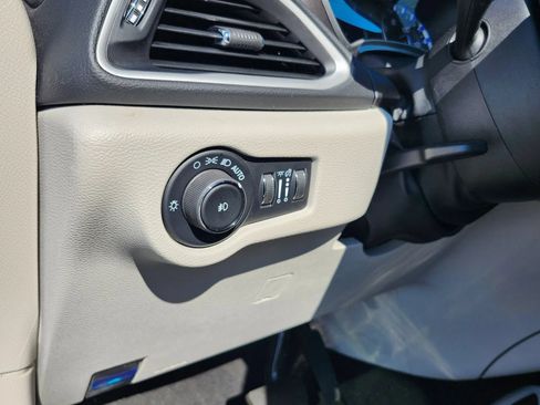 Used 2024 Chrysler Pacifica Touring-L FWD image 15