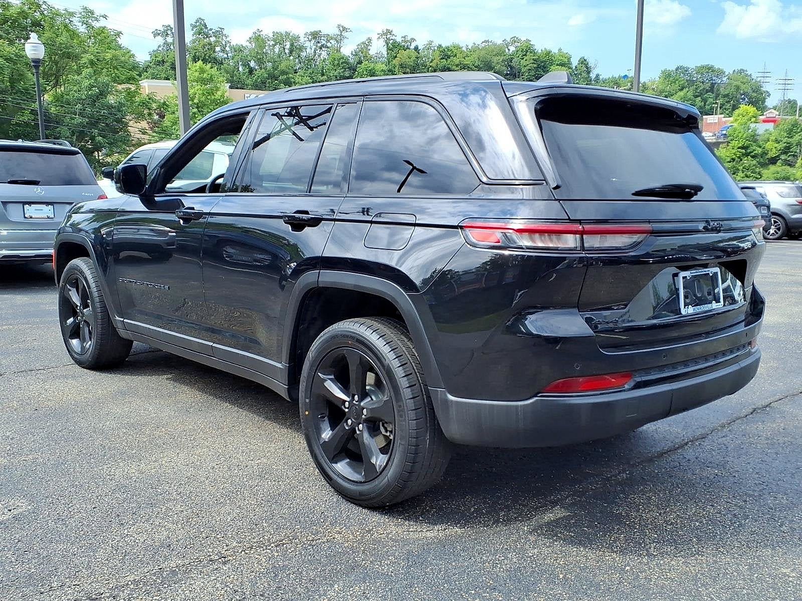 Used 2023 Jeep Grand Cherokee Altitude AWD/4WD image 3