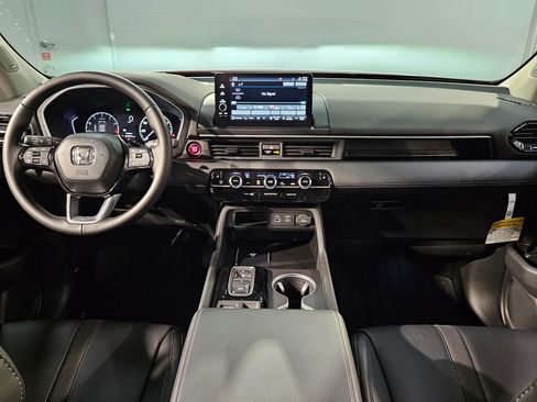 Used 2025 Honda Pilot Touring image 10