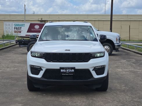 Used 2023 Jeep Grand Cherokee Limited w/ Black Appearance Package RWD image 11