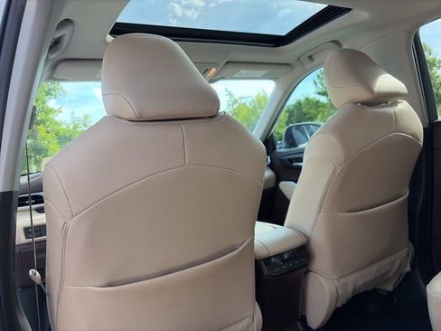 Used 2020 Toyota Highlander XLE AWD/4WD image 28