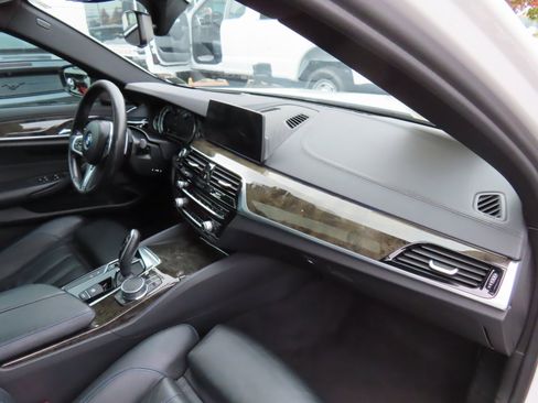 Used 2017 BMW 530i xDrive image 17