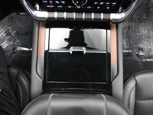 Used 2025 GMC Yukon Denali RWD image 25