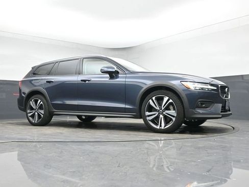 Used 2023 Volvo V60 B5 Cross Country Plus image 9