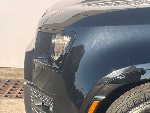 Used 2025 Land Rover Defender 110 V8 image 30