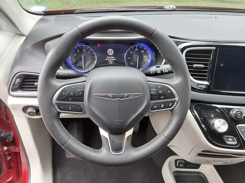 Used 2024 Chrysler Pacifica Touring-L FWD image 25