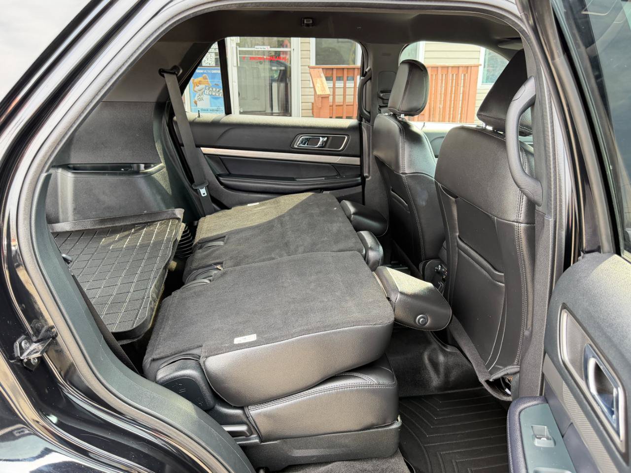 Used 2018 Ford Explorer XLT w/ Equipment Group 202A AWD/4WD image 39