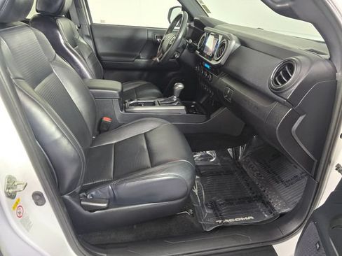 Used 2018 Toyota Tacoma TRD Off-Road AWD/4WD image 11