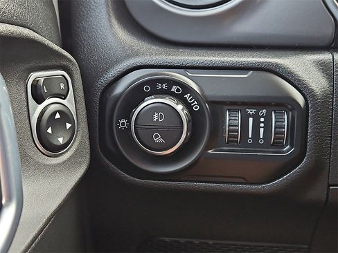 Used 2021 Jeep Gladiator Willys image 24