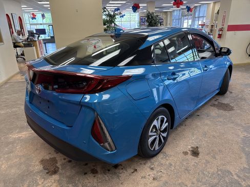Used 2017 Toyota Prius Prime Advanced FWD image 11