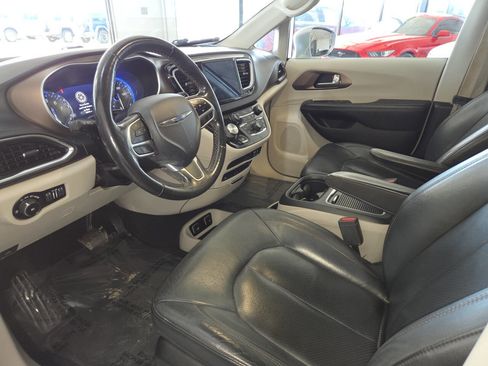 Used 2019 Chrysler Pacifica Touring-L Plus FWD image 15