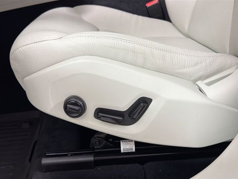 Certified 2023 Volvo XC60 B5 Plus w/ Climate Package FWD image 19