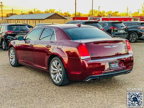 Used 2018 Chrysler 300 Touring L image 6