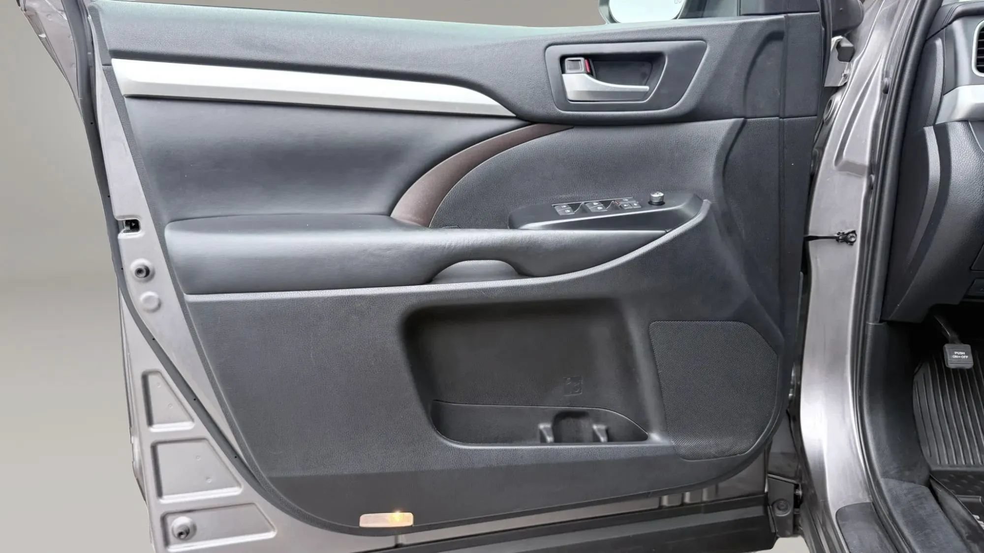 Used 2019 Toyota Highlander XLE AWD/4WD image 11