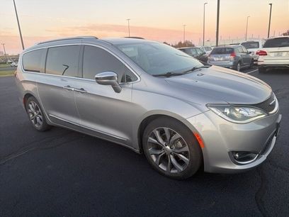 Used 2018 Chrysler Pacifica Limited w/ Tire & Wheel Group