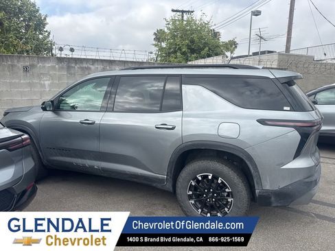 Used 2025 Chevrolet Traverse Z71 image 2