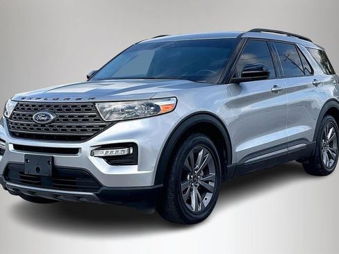 Used 2022 Ford Explorer XLT w/ Equipment Group 202A image 2
