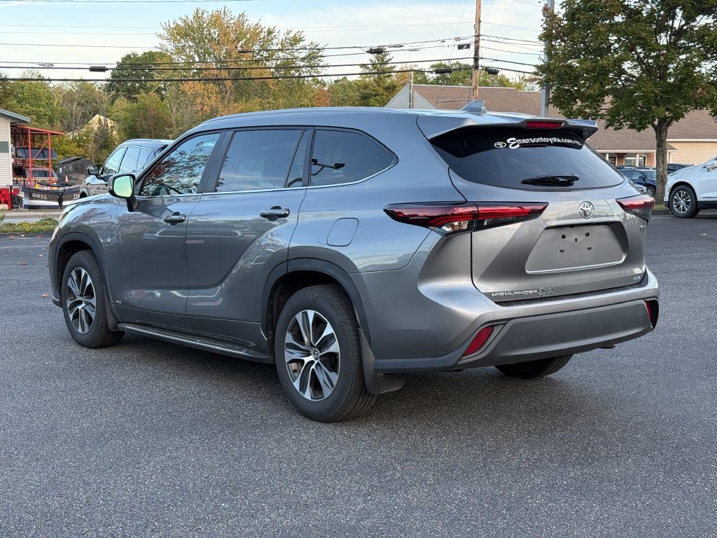 Certified 2026 Toyota Highlander XLE AWD/4WD image 3