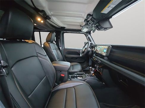 Used 2025 Jeep Gladiator Sport image 13