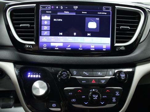 Used 2024 Chrysler Pacifica Touring-L FWD image 23