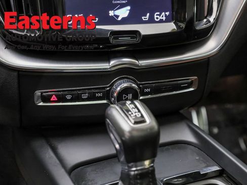 Used 2019 Volvo XC60 T5 Momentum w/ Multimedia Package image 19