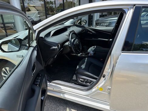 Used 2020 Toyota Prius Prime XLE FWD image 4