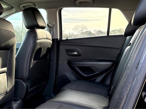 Used 2021 Chevrolet Trax LT w/ Midnight Edition image 16