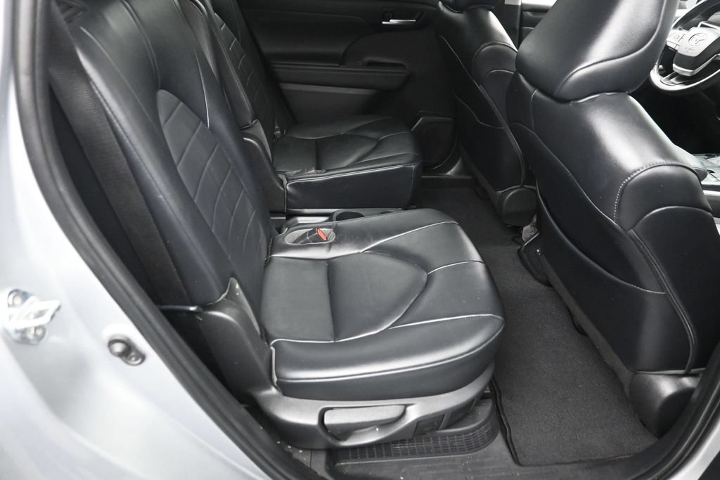 Used 2023 Toyota Highlander XLE AWD/4WD image 10
