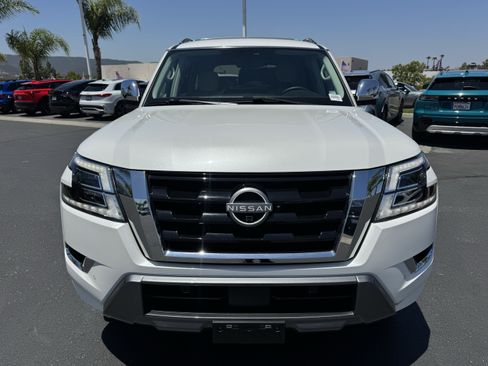 Used 2024 Nissan Armada Platinum w/ Captain's Chairs Package RWD image 3
