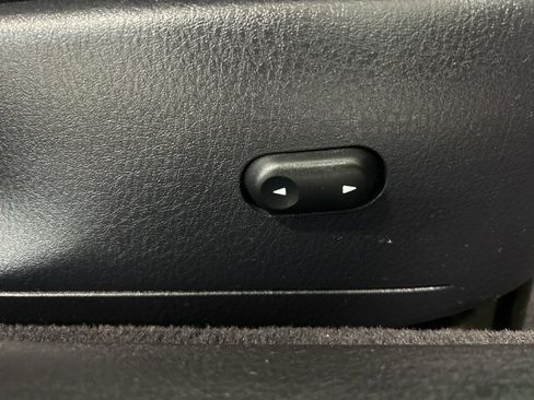 Used 2004 Ford Thunderbird image 27