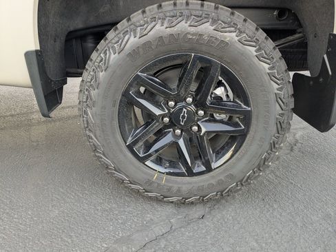 New 2026 Chevrolet Silverado 1500 Custom Trail Boss w/ LPO, Dark Essentials Package image 19